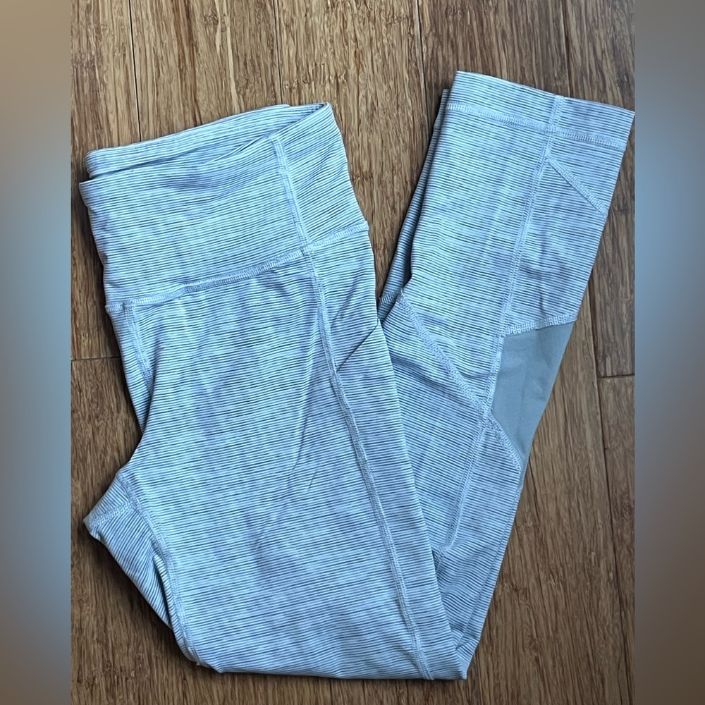 Lululemon Gray Stripe Crop Pant leggings size 4. 1446